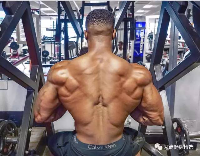 用雕刻刀雕刻动物,用木头雕刻熊猫