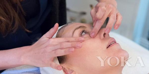 一笑眼边有细纹怎么办,眼角突然有细纹