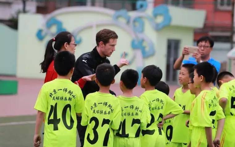 小学校园足球联赛活动简报,快乐足球联赛小学生