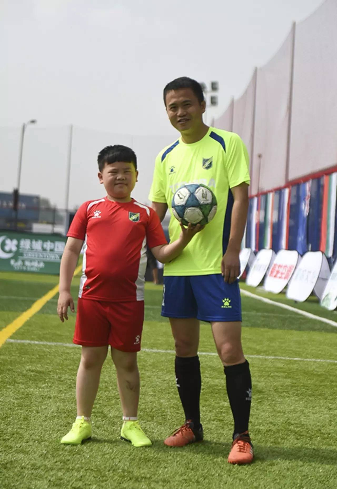 有个爱看球的爸爸,有个爱踢足球的爸爸