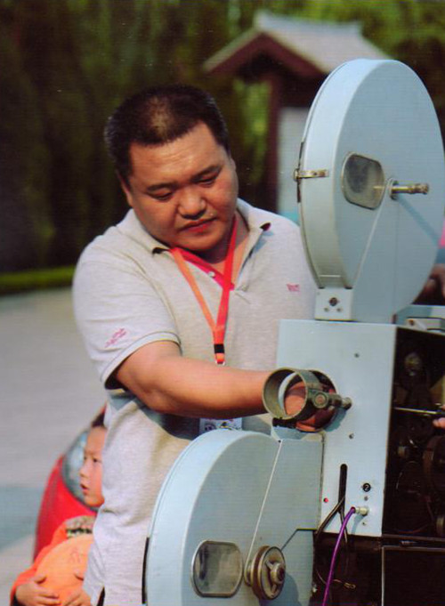 最美新乡贤郝建波光影斑驳温情传递