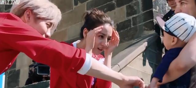 鹿晗热巴互相公主抱视频,热巴与鹿晗温馨逗小孩