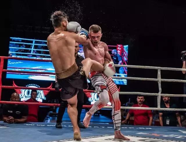 中国小将在海外打出最惨烈一战,中国小将惨败外国拳王