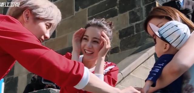 鹿晗与热巴逗小孩，偷偷穿情侣袜，暖暖都是对方