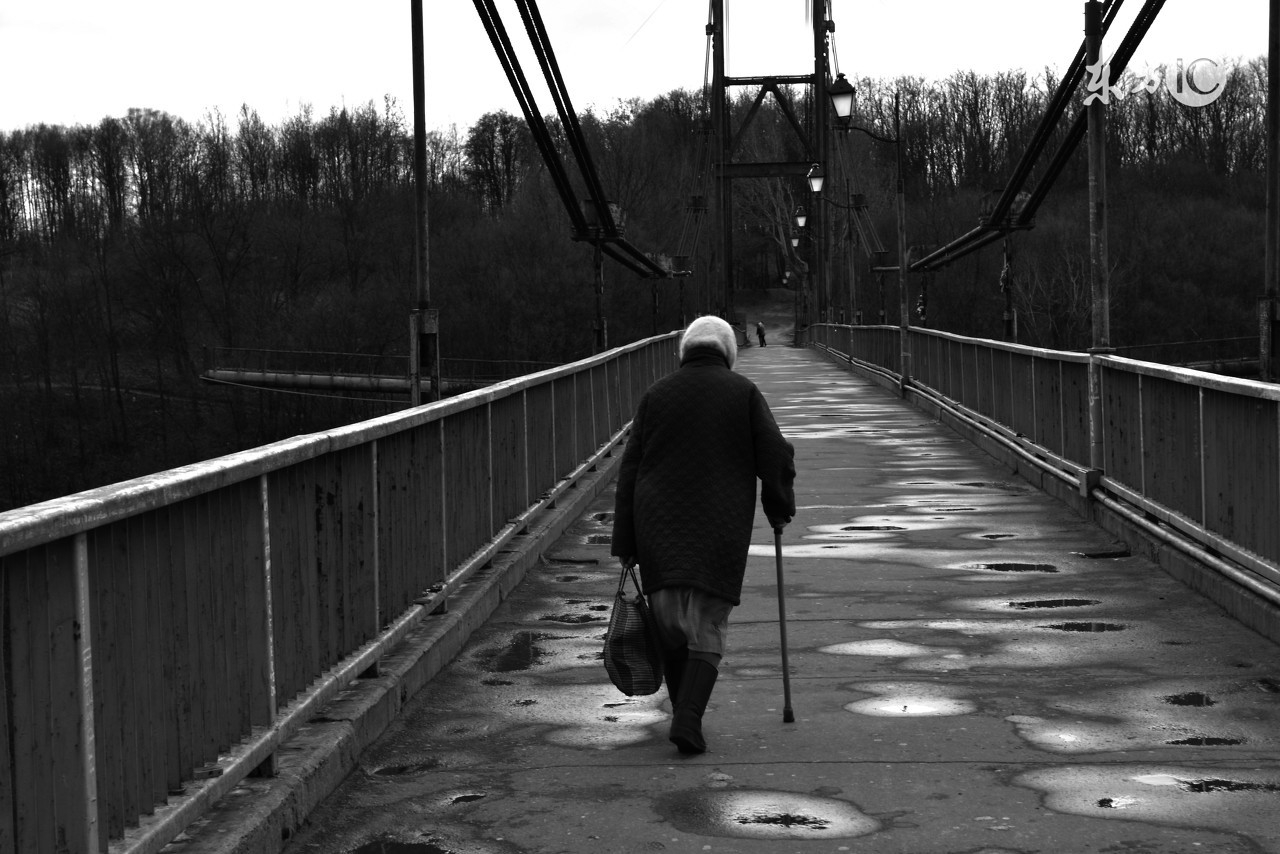 农村养老金子女不交可以领取吗,人死后养老金能领取吗