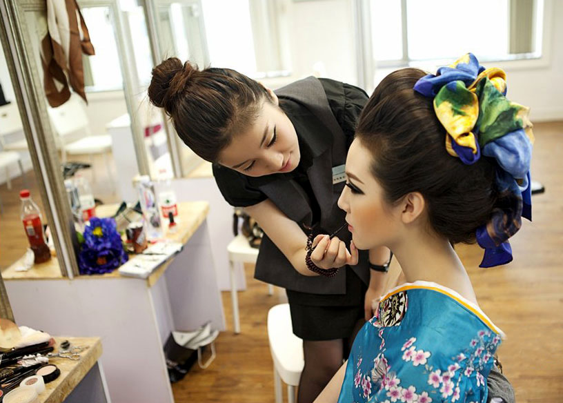 学美发化妆美甲学校怎么样,学美容美甲化妆学校