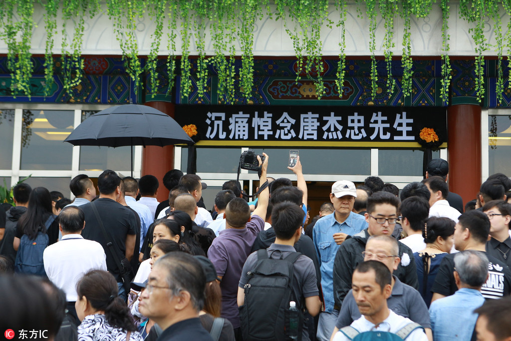 众名家雨中送别唐杰忠，姜昆痛哭：一定把相声说好，让老艺术家放心