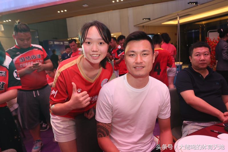 特色球迷文化报道3：广州高校球迷联盟选送，分享女鼓手苑儿的助威故事：每打一次鼓，偶像郜林就进一球