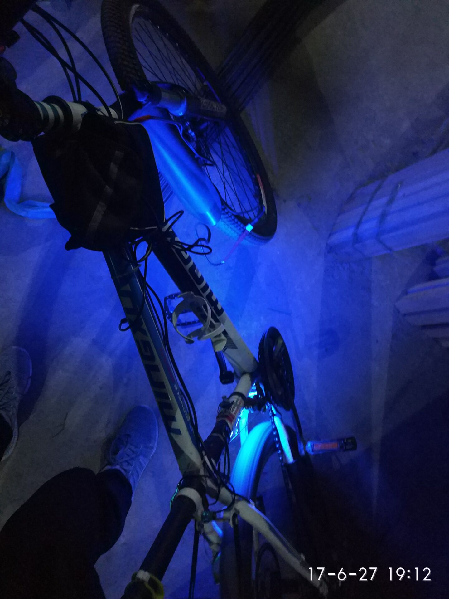 自制自行车发电系统,自行车发电装置要怎么做