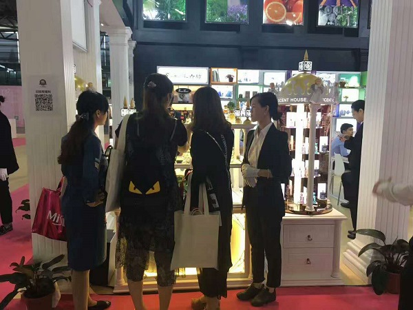 如何经营化妆品加盟店呢,化妆品加盟店的盈利模式怎么样