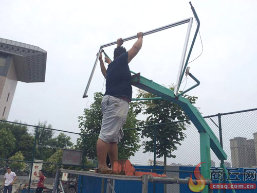 不再等靠群众凑钱修好篮球架