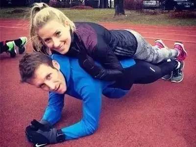 单练平板支撑能练出腹肌吗,平板支撑能练腹肌马甲线么