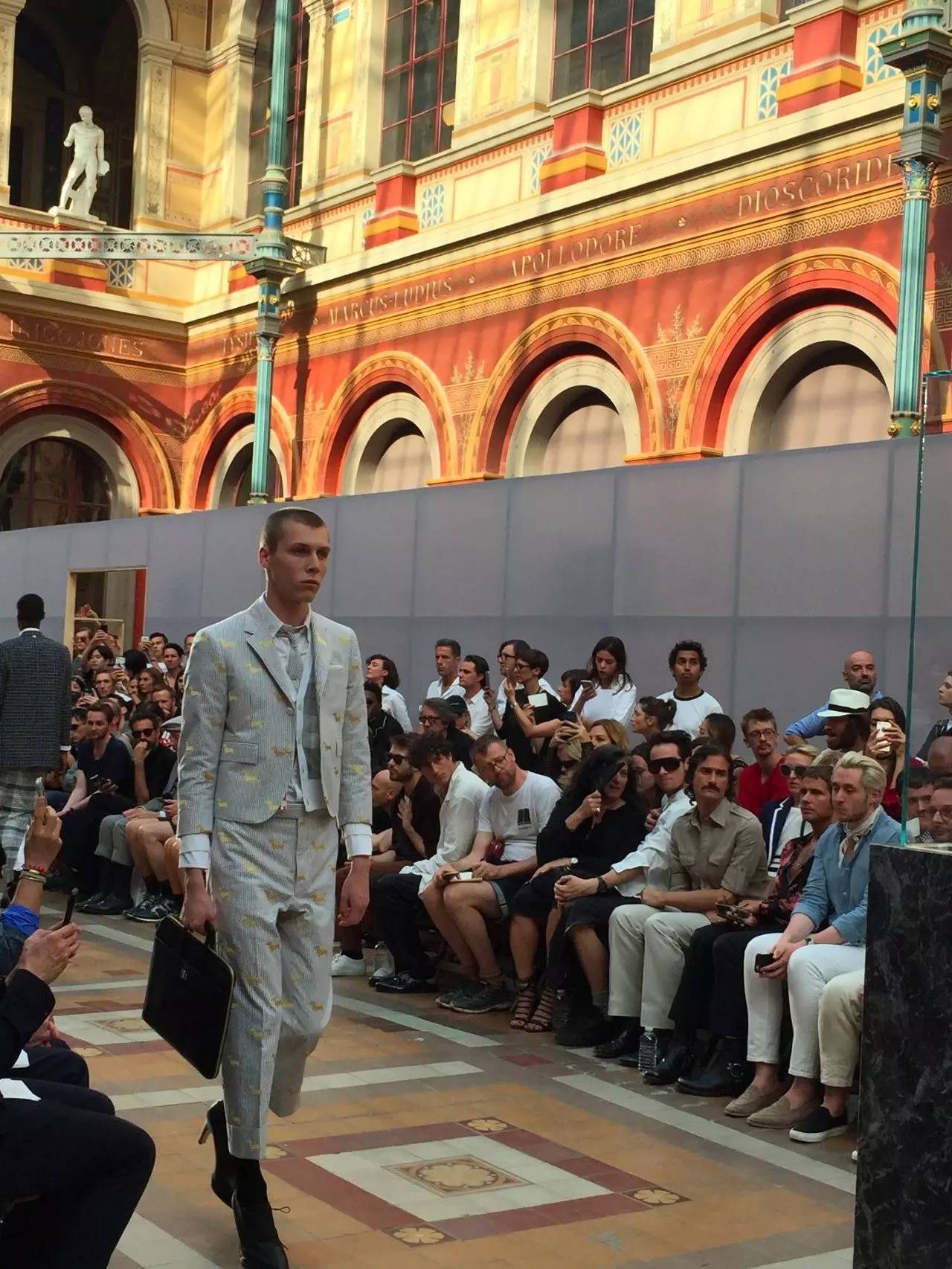 vetements联名耐克,vetements联名版