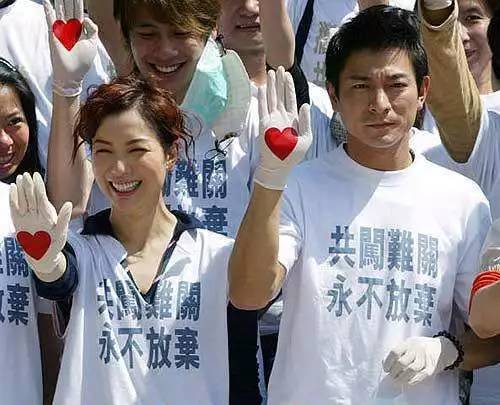 重温香港回归视频,香港回归时刻市民热血沸腾