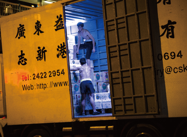 香港丨我们拍了24张香港，从中看到了困顿、欲望和爱