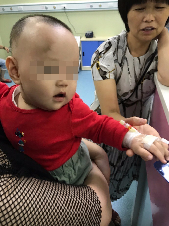 点赞！7月大的宝宝一路呕吐50分钟，泉州交警一路绿灯放行