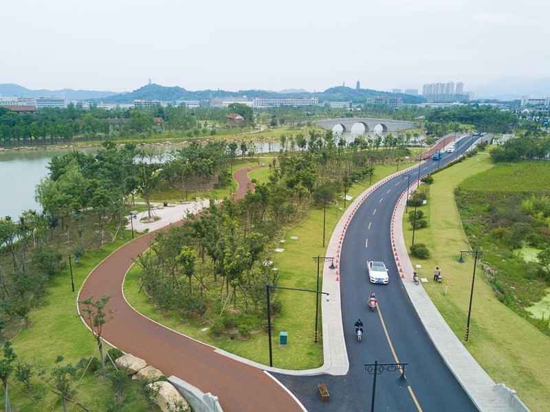 少女心美炸！大杭州竟然藏了条七彩跑道，柠檬黄、蒂芙尼蓝、墨色绿……现在去还能看到十里荷花……