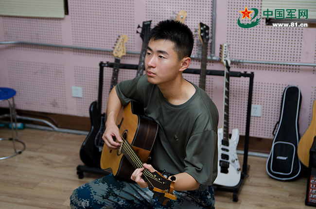 一大波帅哥来袭！远航乐队露天演唱会嗨翻军校