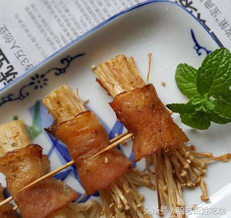 在出租屋用报纸、海报垫着桌子吃饭,我也依然要让自己吃好