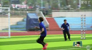 鹿晗打球足球,鹿晗真是又帅又美