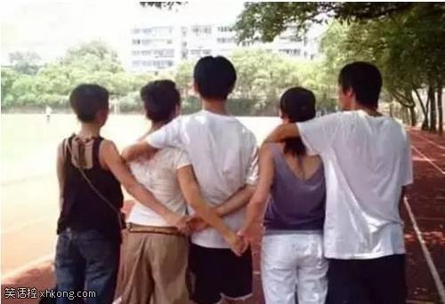 看到没？美女老师示范了分三步，分别是慢、慢、快