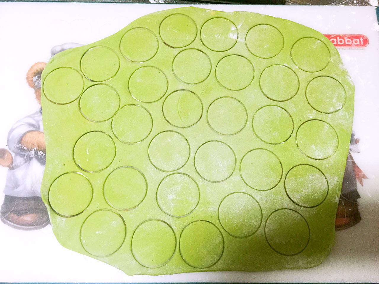 宝宝彩色手擀面的做法,纯手工手擀面制作过程