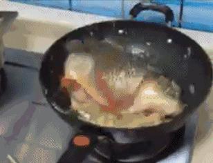 GIF,当你走在高山流水,要小心画地为牢!哈哈!走村庄里要小心!