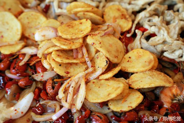 几个意思?去郑州南阳路吃海鲜,服务员你把菜倒桌上就跑?