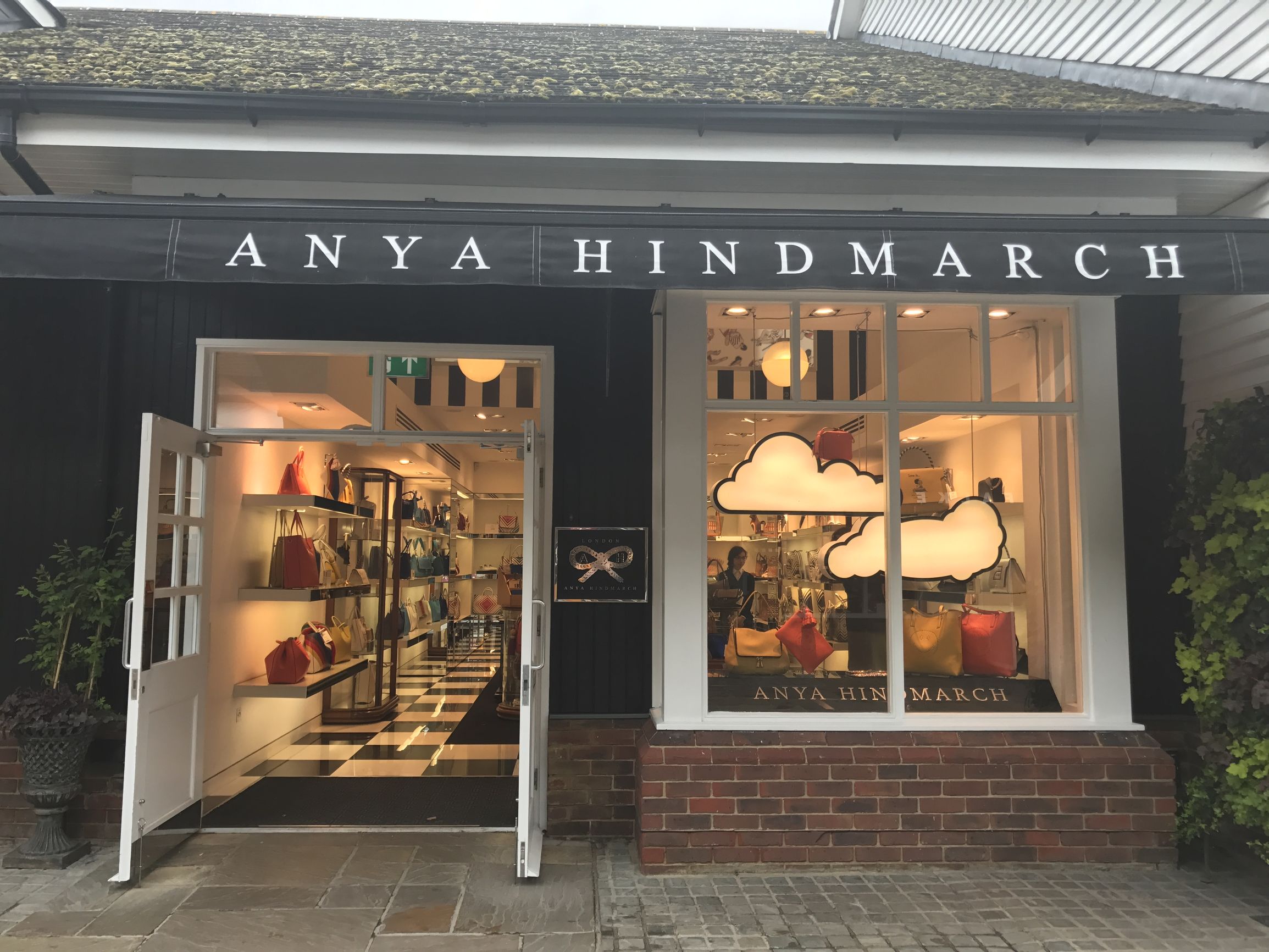 镶金边的高跟鞋!凯特妃最爱,老佛爷钦点,女星们集体买买买!