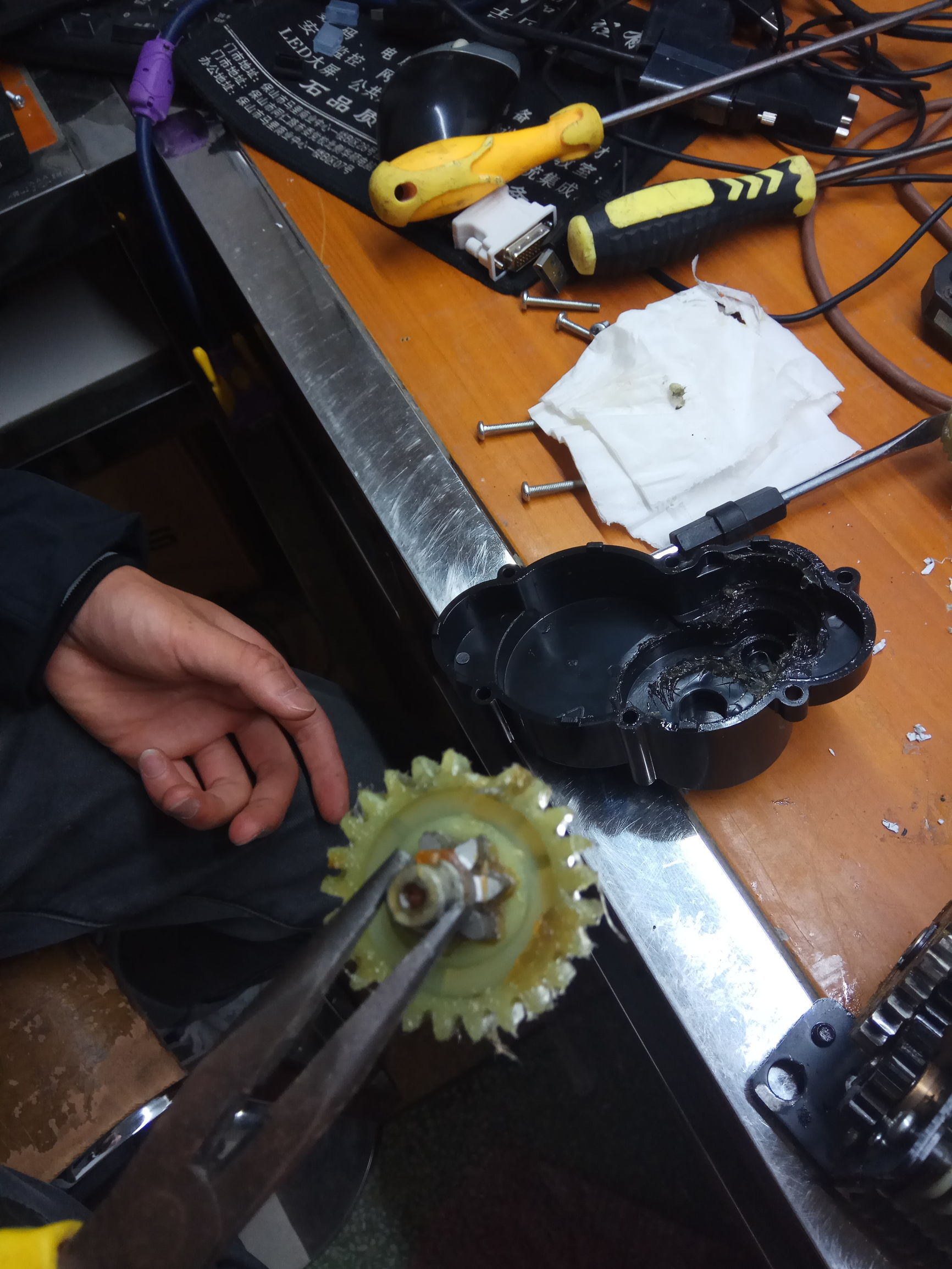 碎纸机的简单故障处理,碎纸机不转动的故障应如何处理