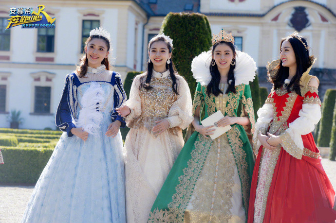 《奔跑吧》古堡收官，四美齐聚撩秋裤，baby和热巴的比较美？