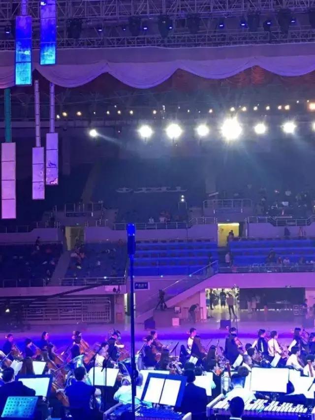 要不是腰软,怎么能把腿的劈这么开?