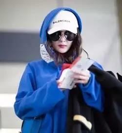 杨幂一口气买了十双的鞋,杨幂穿的薄荷绿运动鞋