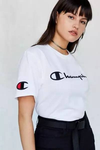 推荐几件夏天的t恤,今年夏天最流行的几件t恤