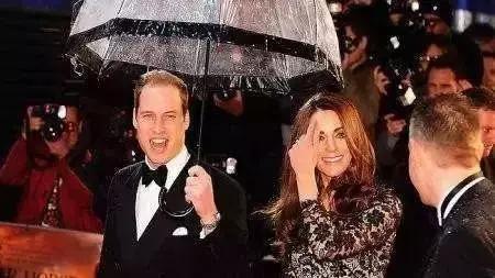 艾特扬州人，拜托！时尚的人都已经在雨天拗起造型了，你却还在躲雨