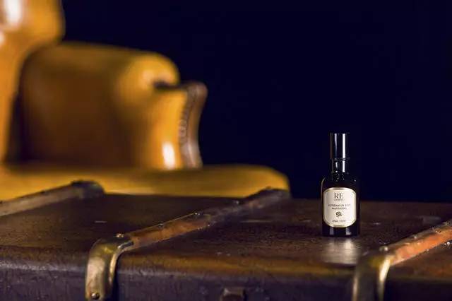 这个长得像胡歌的帅小伙，把张爱玲装进了一个香水瓶，还把有故事的香水做成了一辈子的事业