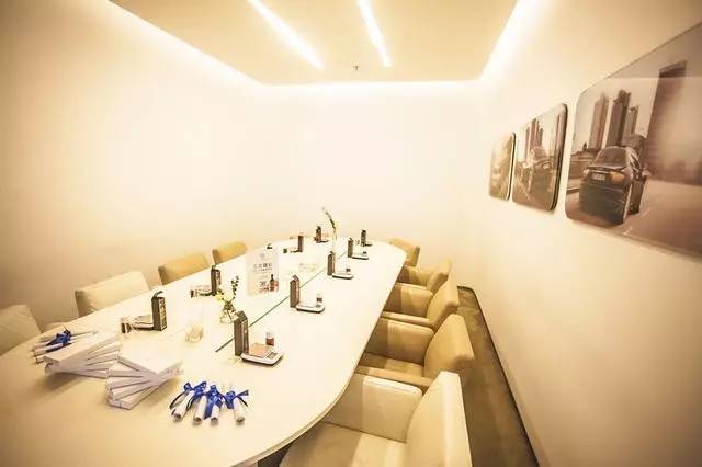 这个长得像胡歌的帅小伙，把张爱玲装进了一个香水瓶，还把有故事的香水做成了一辈子的事业