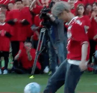 当易烊千玺和鹿晗同时出现在足球场上,你激动不?大佬,你的千纸鹤黑你