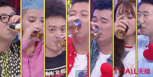 举杯呵呵喝胡海泉,胡海泉尬聊