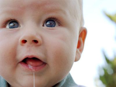 嘴巴咬破了可以用酒精吗,手指划破用口水冲洗了没事吧