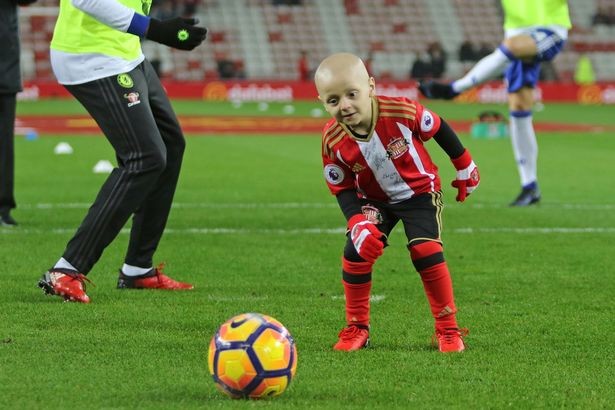 两个天使般的孩子，他们将足球带到了天堂