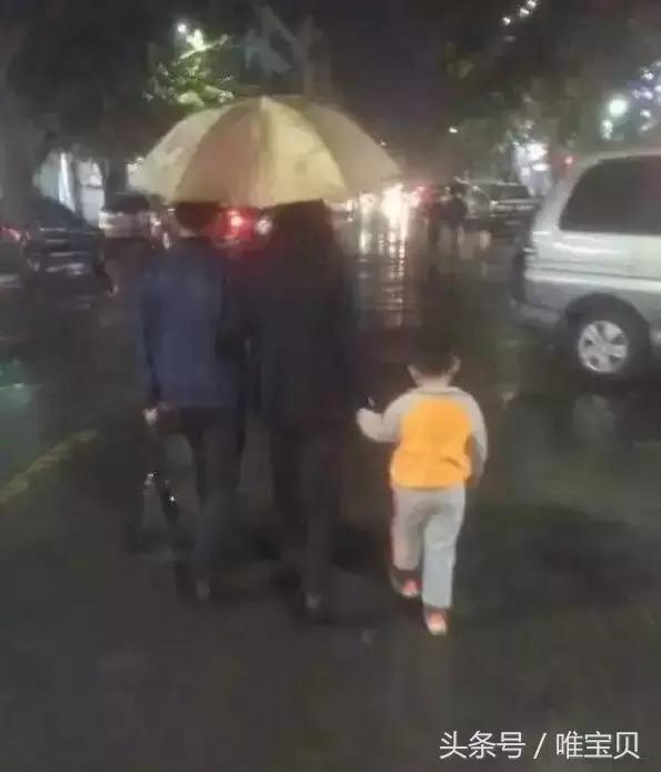 突然下暴雨,大妈直接把娃塞进这里,网友集体笑喷了