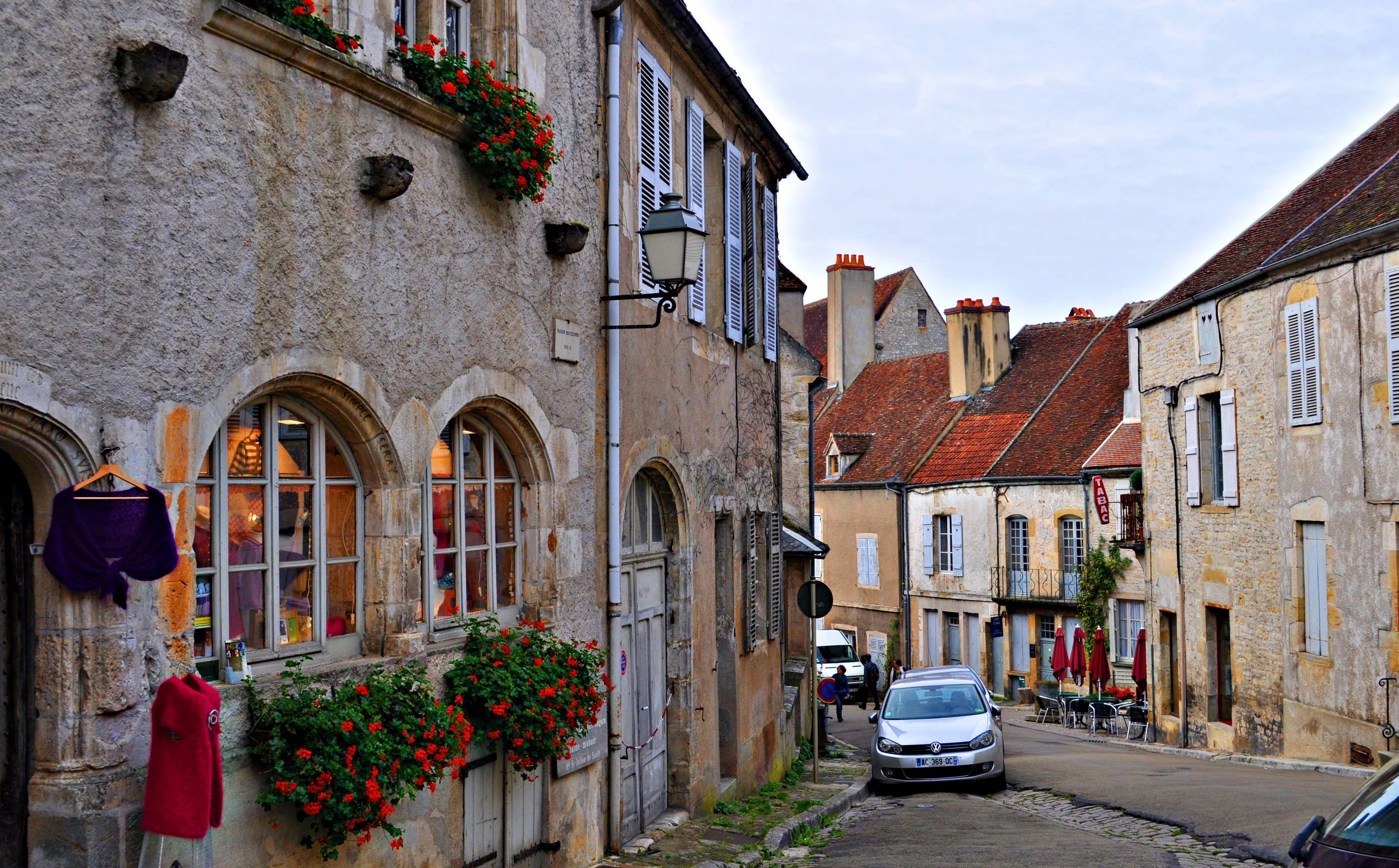 这个神秘又秀丽的法国弹丸小城，曾与耶路撒冷、梵蒂冈、圣雅克齐名，贵为世界宗教圣地