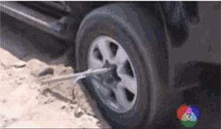 车两前轮掉坑怎么弄出来,车子单边掉坑怎么处理