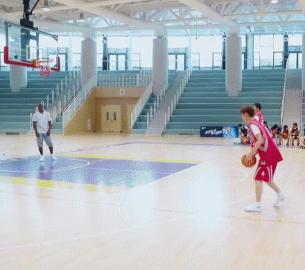 约吧大明星鹿晗出场,约吧大明星鹿晗打篮球