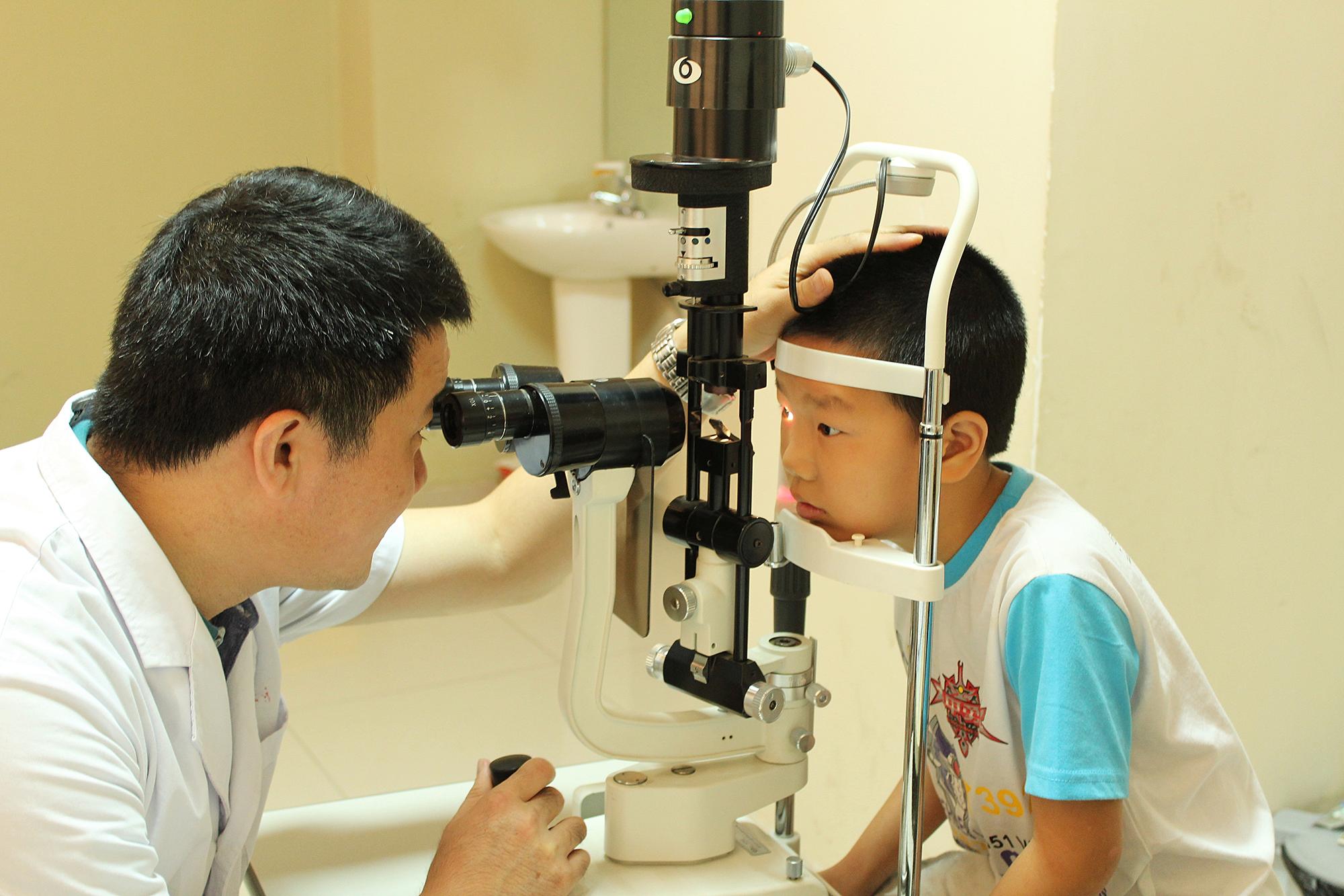 郑大夫斜弱视,郑大夫弱视事件