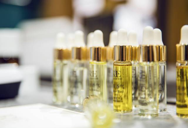 这个长得像胡歌的帅小伙，把张爱玲装进了一个香水瓶，还把有故事的香水做成了一辈子的事业