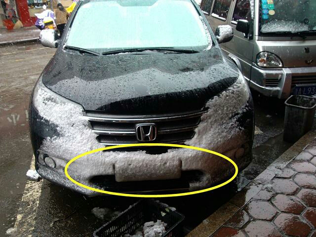 等红灯时被后面的车撞,等红灯时被后来车辆撞出去十几米