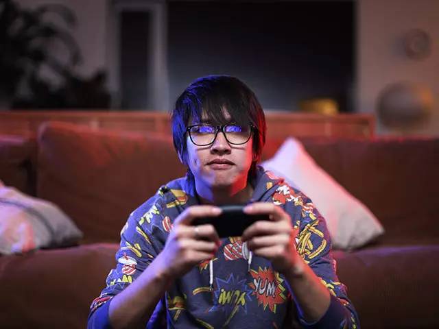 德普戴着黑色小眼镜,德普戴眼镜片段