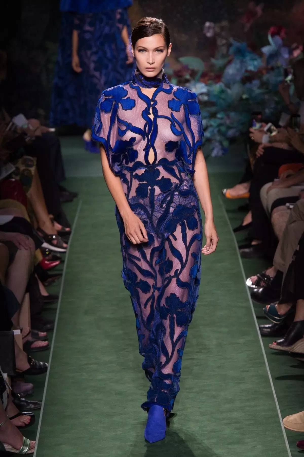 高定周报道｜Fendi：高级皮草定制的花朵幻梦